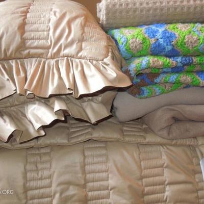 Lot of Twin Bedding