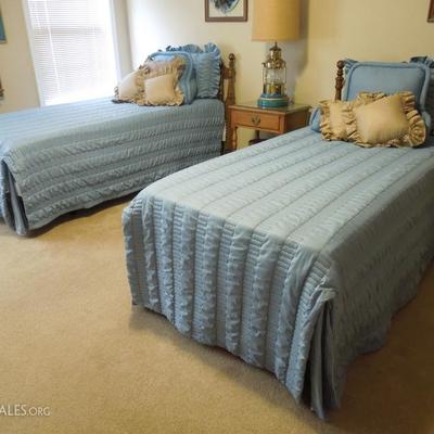Maple Twin Bed with Serta Adjustable Foam Mattress
