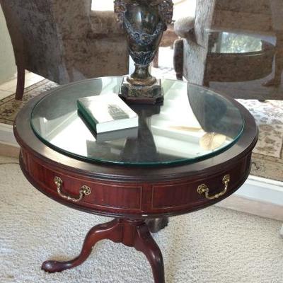 ●Round, Cherry Finished Side or Entry Table