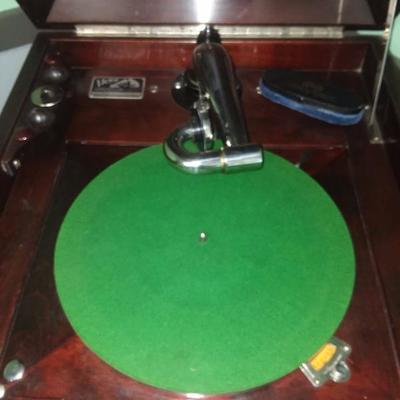Victrola record player includes 78s