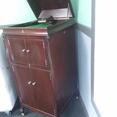 Victrola record player includes 78s
