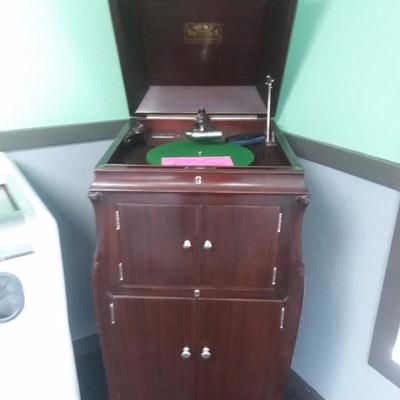 Victrola record player includes 78s