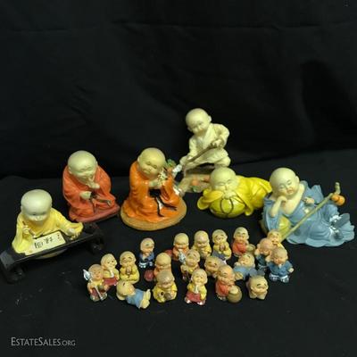 Lot 4 - Six Figurines and Set of Magnets 