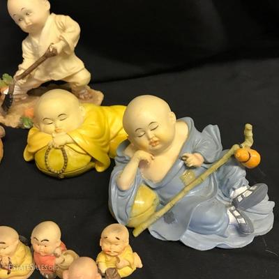 Lot 4 - Six Figurines and Set of Magnets 