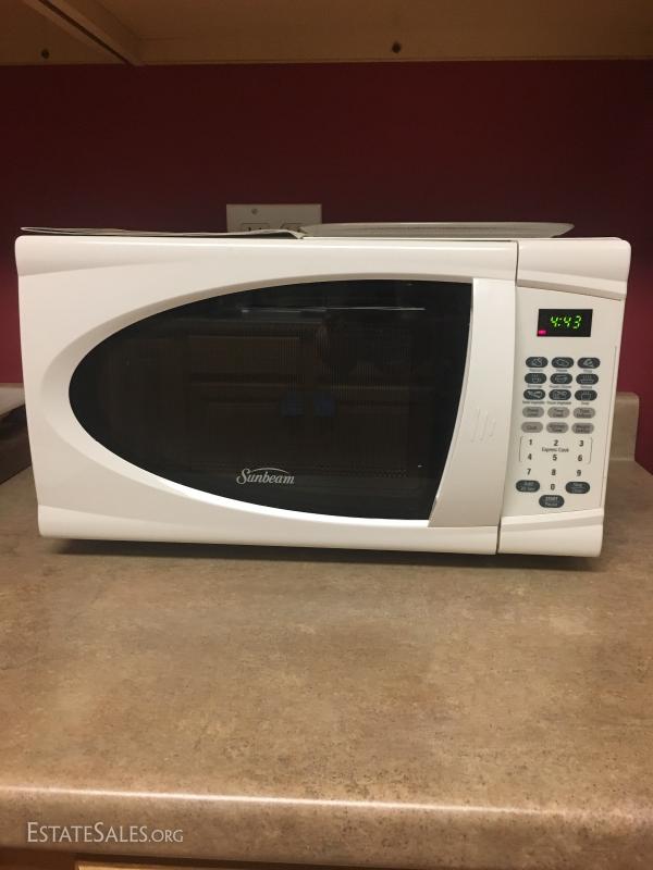 Sunbeam 0.7 Cu. Ft. Microwave Oven, White 