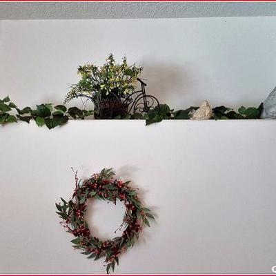 Wreath, Decorative floral, misc items