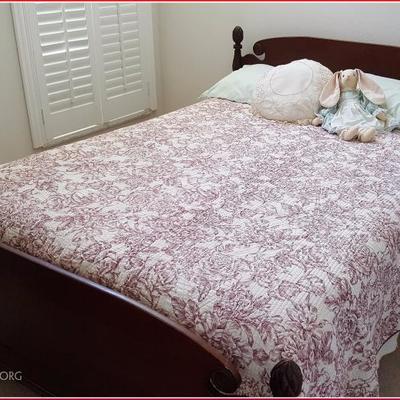 Vintage Queen Bed, Includes Quilt & Bedding