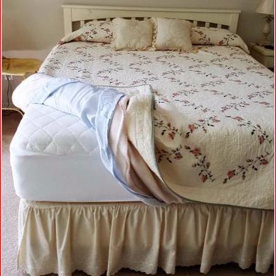 Queen Bed, head board - includes quilt & bedding