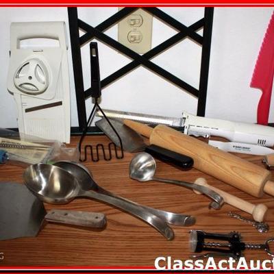 Misc Lot Utensils, Rolling Pin, Pan Cake Flipper, Elec Knife - Lot 290