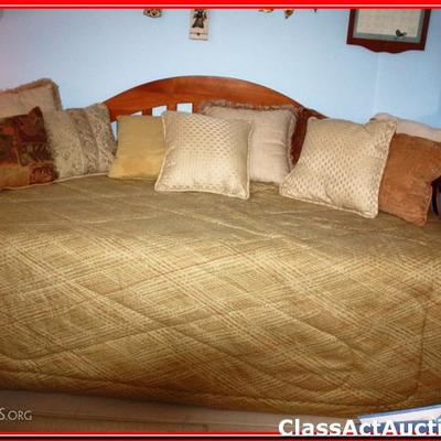 Day / Trundle Bed with bedding as pictured - Lot 202
