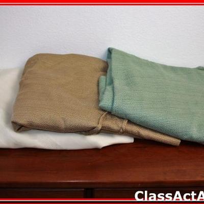 3 Standard Oval Table Clothes - Lot 86