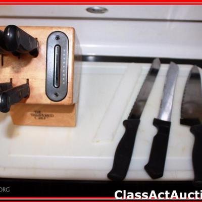 Pampered Chef KnifeSet / Block with built in sharpener & 3 Misc Knives - Lot 253