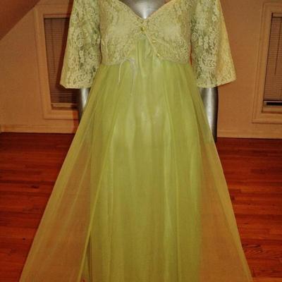 Vintage 1950's moss green nylon Peignoir set with lace Stunning