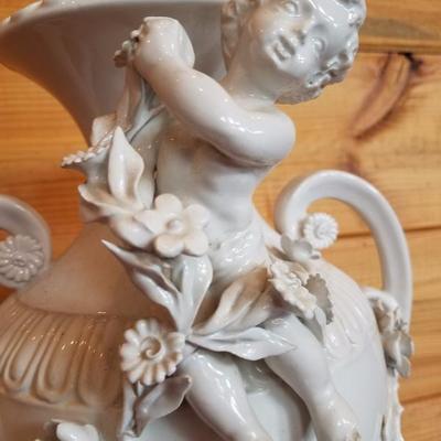 Lot-B46 Large Ardalt Impero Biaco Italian Cherub Porcelain Vase