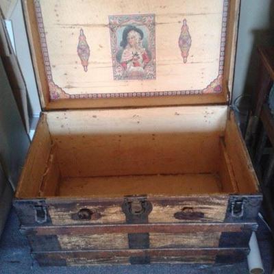 LOT 10 - VINTAGE STEAMER TRUNK