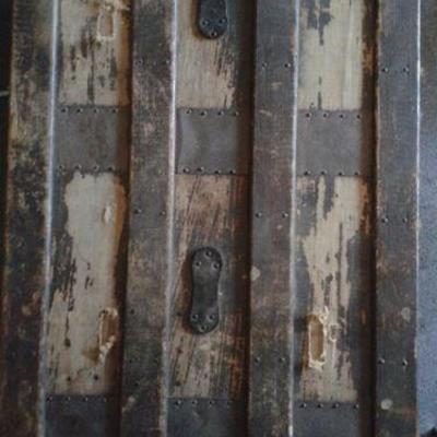 LOT 10 - VINTAGE STEAMER TRUNK