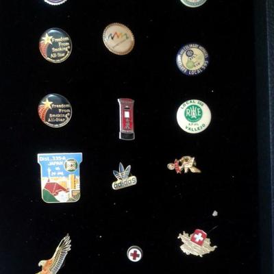 LOT 8 - VINTAGE COLLECTION OF 17 LAPEL/HAT/TIE PINS