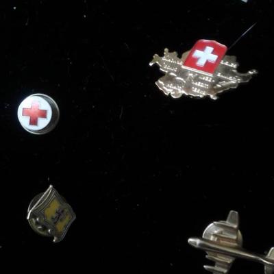 LOT 8 - VINTAGE COLLECTION OF 17 LAPEL/HAT/TIE PINS