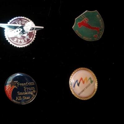 LOT 8 - VINTAGE COLLECTION OF 17 LAPEL/HAT/TIE PINS