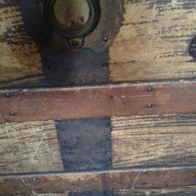 LOT 10 - VINTAGE STEAMER TRUNK