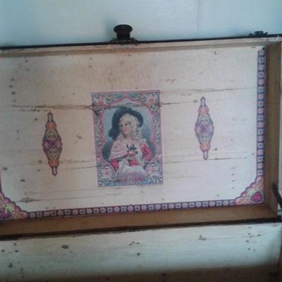 LOT 10 - VINTAGE STEAMER TRUNK