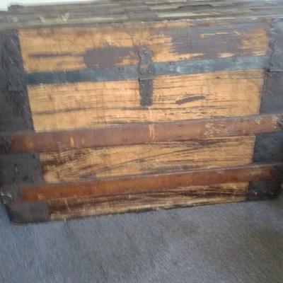 LOT 10 - VINTAGE STEAMER TRUNK