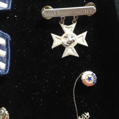 LOT 5 - VINTAGE U.S. MILITARY MEMORABILIA - INSIGNIA, LAPEL/HAT PINS, MISC ITEMS