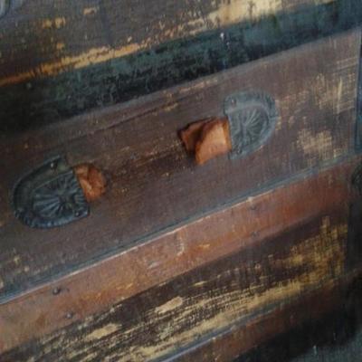 LOT 10 - VINTAGE STEAMER TRUNK