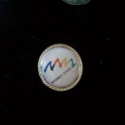 LOT 8 - VINTAGE COLLECTION OF 17 LAPEL/HAT/TIE PINS