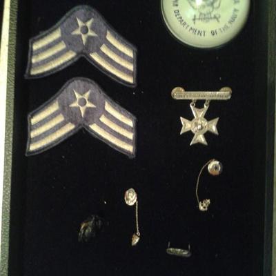 LOT 5 - VINTAGE U.S. MILITARY MEMORABILIA - INSIGNIA, LAPEL/HAT PINS, MISC ITEMS