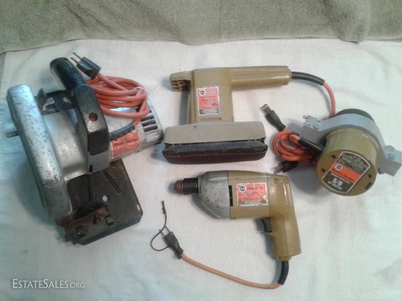 LOT 32 VINTAGE BLACK & DECKER POWER TOOLS