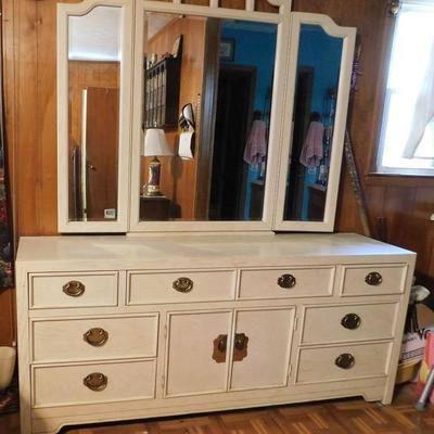 7 Drawer Thomasville Dresser With Mirror Estatesales Org