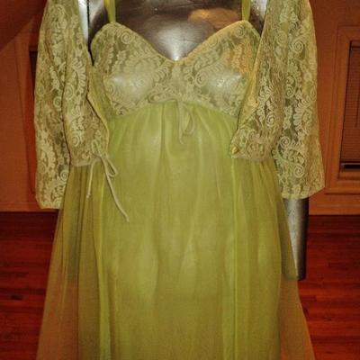 Vintage 1950's moss green nylon Peignoir set with lace Stunning