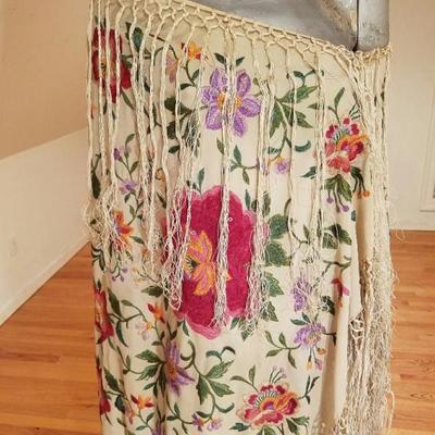 Vtg 1930's silk hand embroidered Japanese Piano shawl/Pareo long fringes