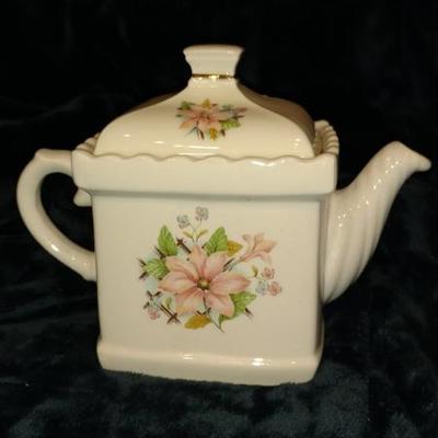 B6-28 VINTAGE Sadler Teapot, Made in England