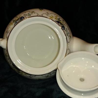 B7-36 RARE Mayfair Teapot, Made in Staffordshire, Eng. Fine Bone China