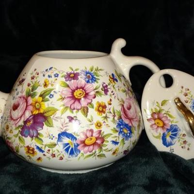 B7-35 VINTAGE Henry Teapot, Staffordshire, England 2-3 Cup