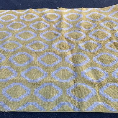 Yellow and white rug approx 5'x8'