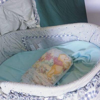 Graco Bassinet (w/ vibrate feature) and Linen basket below + linens thrown in
