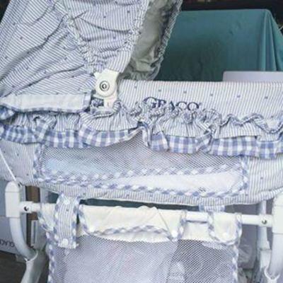 Graco Bassinet (w/ vibrate feature) and Linen basket below + linens thrown in