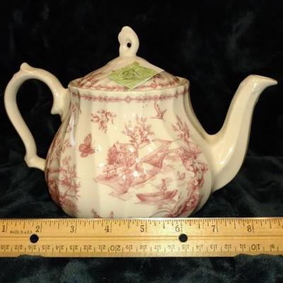 B6-31 VINTAGE Churchill Teapot, England