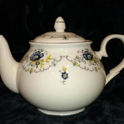 B7-36 RARE Mayfair Teapot, Made in Staffordshire, Eng. Fine Bone China