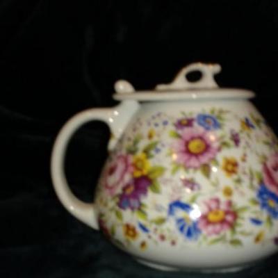 B7-35 VINTAGE Henry Teapot, Staffordshire, England 2-3 Cup