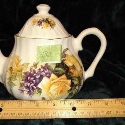 B6-30 VINTAGE Crown Burslem Teapot, Stoke-on-Trent, Made in England