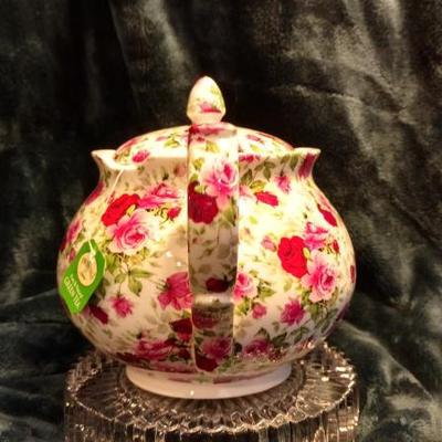 B8-43 VINTAGE Duchess Teapot Chintz, Fine Bone China, England