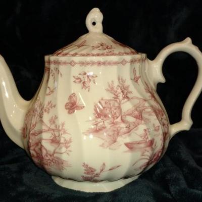 B6-31 VINTAGE Churchill Teapot, England