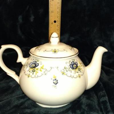 B7-36 RARE Mayfair Teapot, Made in Staffordshire, Eng. Fine Bone China