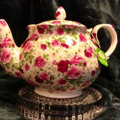 B8-43 VINTAGE Duchess Teapot Chintz, Fine Bone China, England