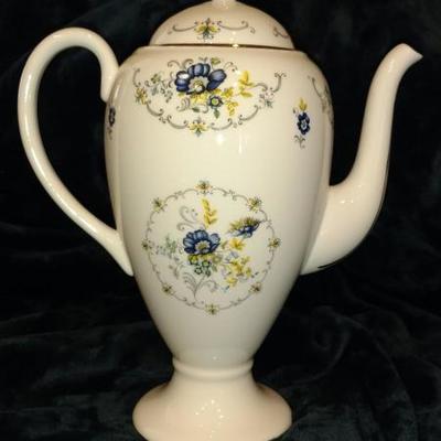 B7-38 RARE VINTAGE Mayfair Teapot, Made in Staffordshire, Eng, Fine Bone China