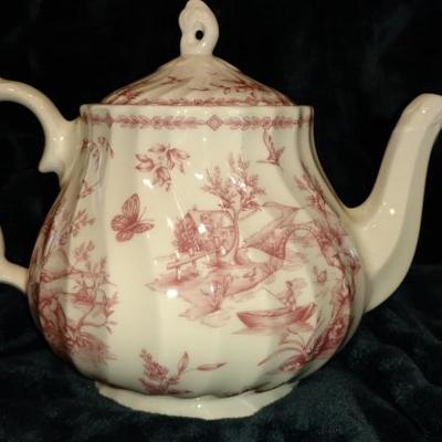 B6-31 VINTAGE Churchill Teapot, England